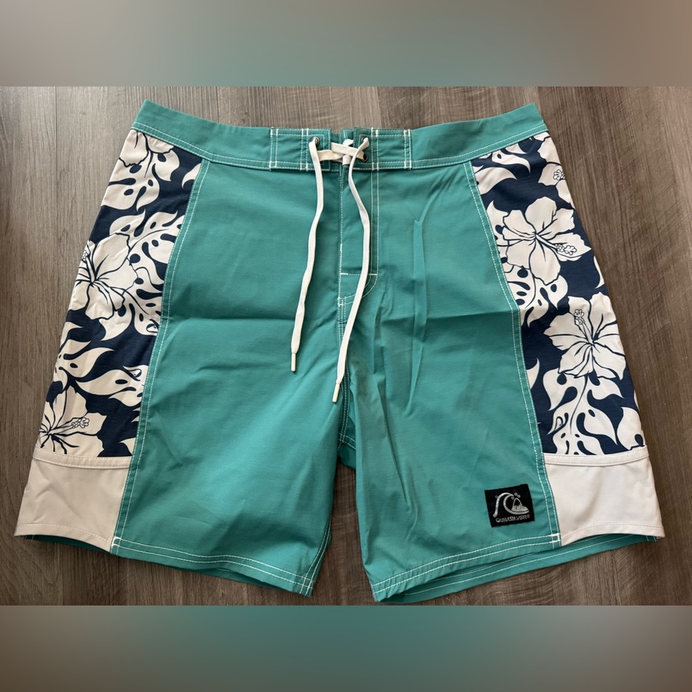 Quiksilver Men's Aqua Floral Board Shorts size 32